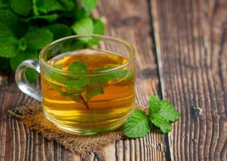 Chás e Ervas que Aliviam a Enxaqueca Naturalmente